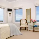 Maatskappy 7 beeld 138 MARINE BEACHFRONT GUESTHOUSE Luxury Guest Houses in Hermanus WC