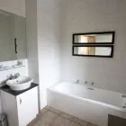 Maatskappy 17 beeld TIMES SQUARE EXECUTIVE SUITES Showers in Johannesburg GP